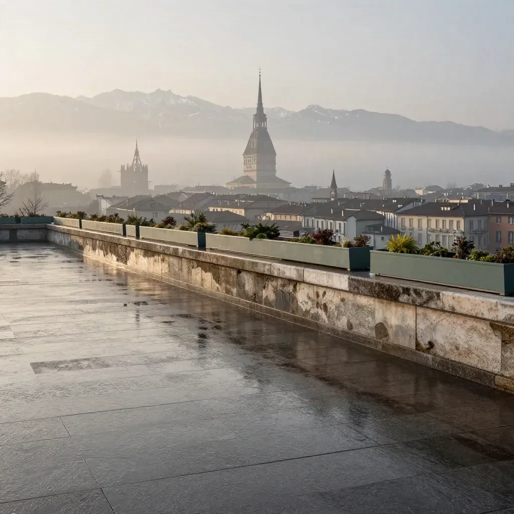 Torino emerge nella nebbia sopra pietra di Luserna bagnata e corti austere.